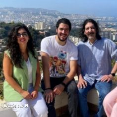 Tarek Alarabi Tourgane (au milieu) avec ses enfants  Alger