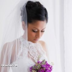 Mariée avec un bouquet de fleurs