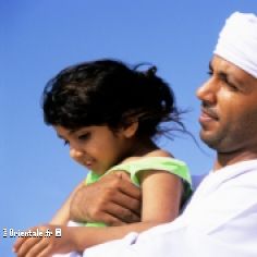 Un père arabe portant sa petite fille
