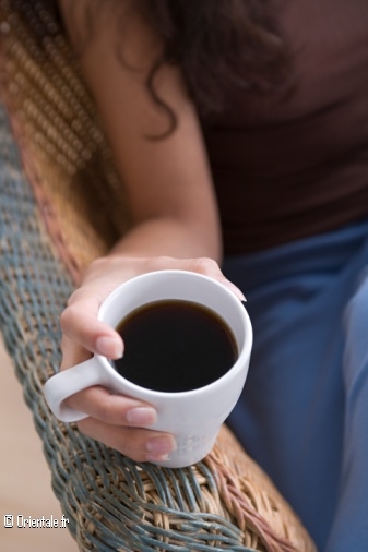Femme tenant une tasse à café