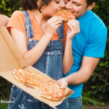 Couple mixte mangeant une pizza