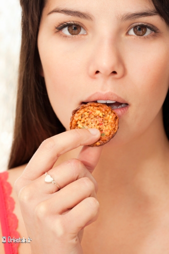 Jeune femme mangeant un biscuit
