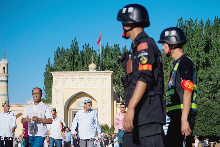 Patrouille de police devant la mosque Kashgar (province Xinjiang)
