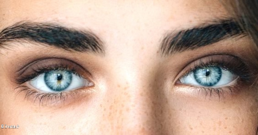 Femme aux yeux bleus