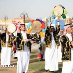 Orchestre traditionnel saoudien - des jeunes jouent des instruments traditionnels