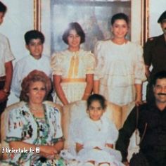 Saddam Hussein avec son pouse,  gauche, et tous ses enfants!