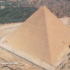 Pyramide de Gizeh - Vue trois quart aérien