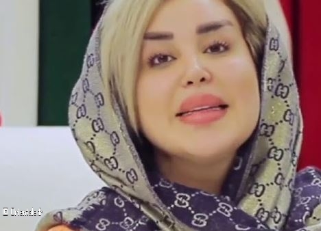 Dalia Naeem, blonde sans ses lentilles