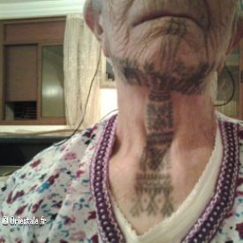 Vieille dame berbère présente ses tatouages