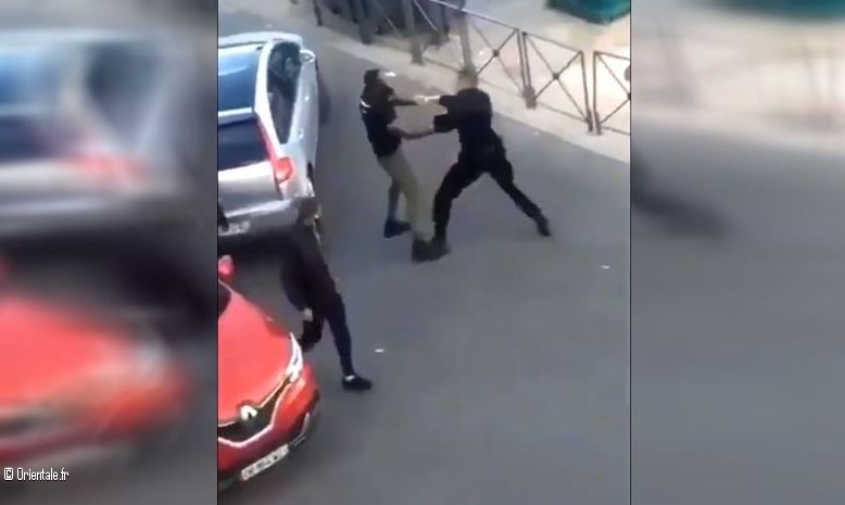 Les bagarres de rue sont fréquentes en France. Altercation entre un policier et un français de couleur
