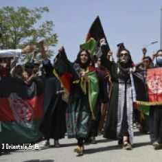 Des Afghans clbrent le 102e jour de l'indpendance de l'Afghanistan, portant haut le drapeau national,  Kaboul, le 19 aot 2021
