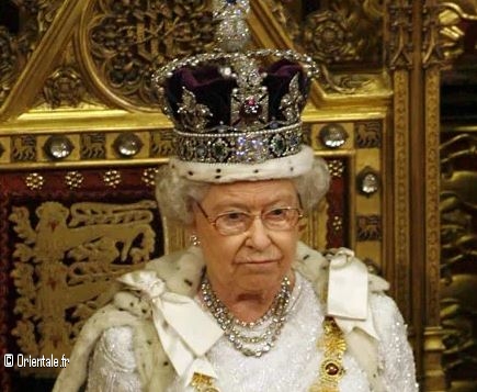 Reine Elizabeth II sur son trne royal