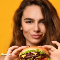 Femme tenant un Hamburger