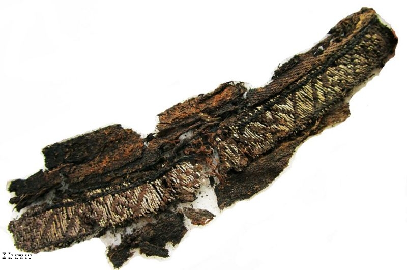 Des restes textiles de fils de soie et d'argent dcouverts en Sude