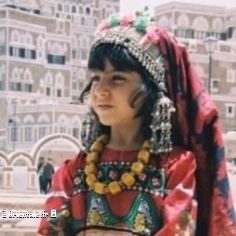Petite fille en tenue traditionnelle