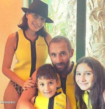 Cyrine Abdel Nour avec ses enfants et son mari