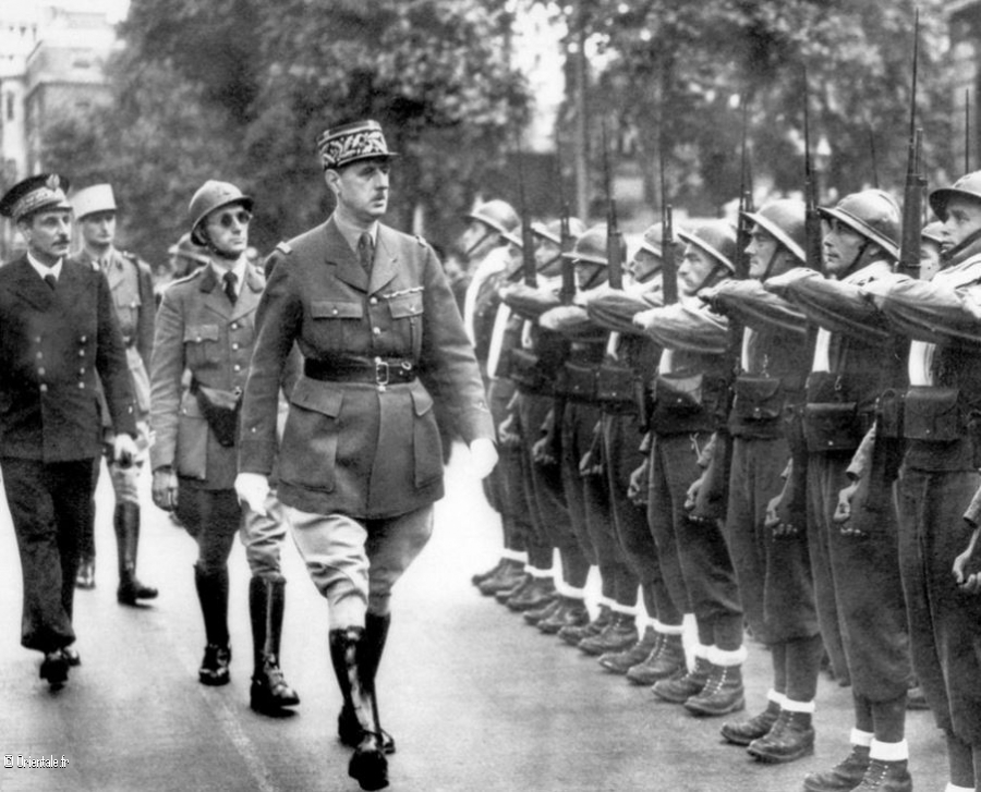 De Gaulle au cours d'un dfil du 14.07.1940