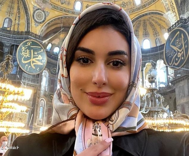 Yasmine Sabri porte un voile sur la tête