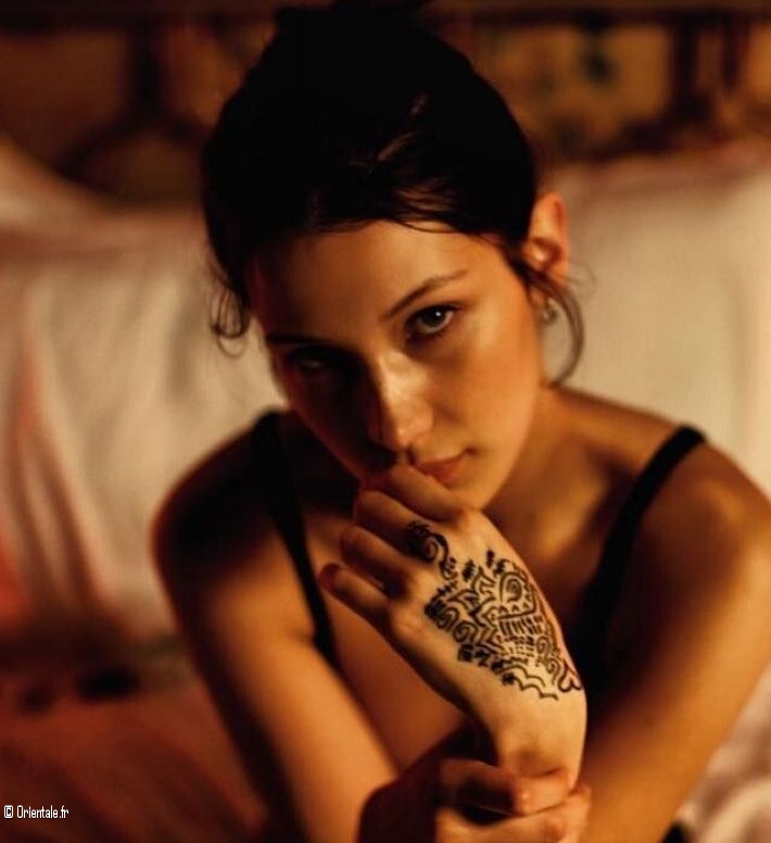 Bella Hadid avec du henné