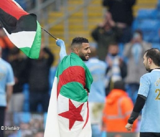 Le joueur Mahrez a brandi les drapeaux de l'Algrie et de la Palestine