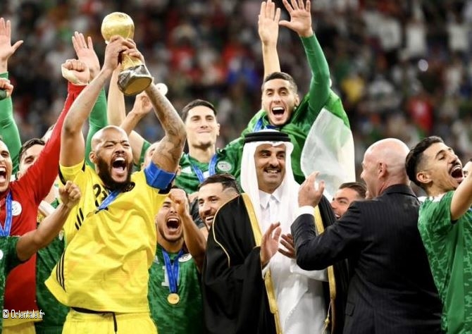 L'quipe nationale d'Algrie brandit la Coupe Arabe avec une grande joie
