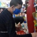 Un homme fait ses courses dans un magasin en Algérie