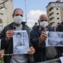Palestiniens manifestant en portant des portraits d'hommes incarcérés en Israël