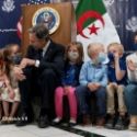 Antony Blinken discute avec les enfants du personnel de l'ambassade à Alger le 30 mars 2022