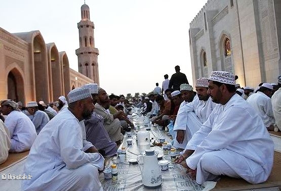 Des hommes boivent le caf devant la Grande Mosque de Muscat