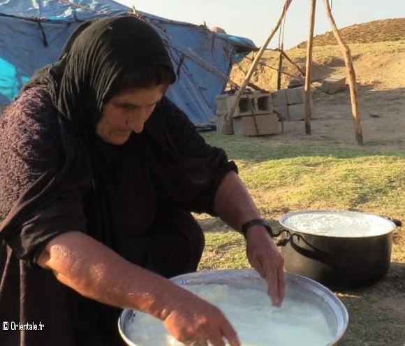 Femme d'Oman prparant du lait caill laban