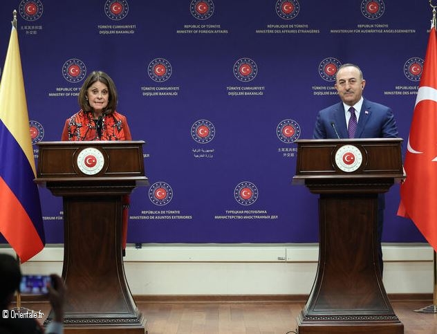 Le ministre turc des Affaires trangres Mevlut Cavusoglu ( droite) et le vice-prsident colombien et ministre des Affaires trangres Martha Lucia Ramirez