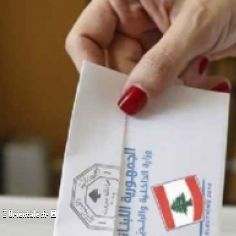 Une femme libanaise glisse un bulletin dans l'urne