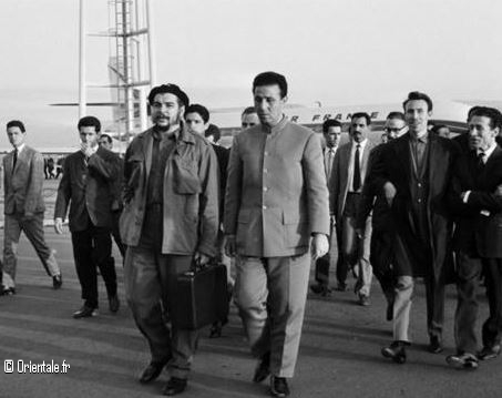Che Guevara en Algérie, marche auprès du président algérien Ben Bella 1963