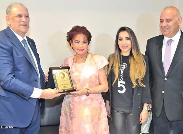 Le ministre libanais de l'Information remet un prix de l'excellence  l'artiste Amal Ofeich