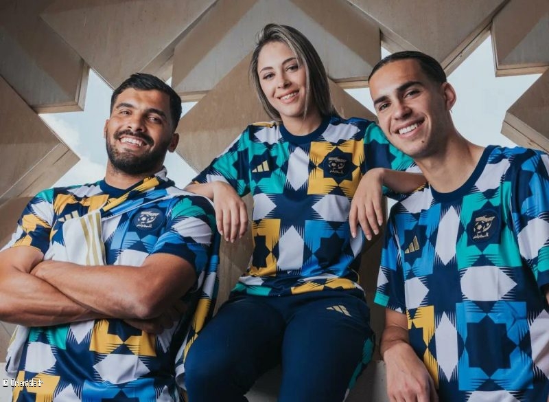 Des footballeurs algriens posent avec le maillot d'Adidas