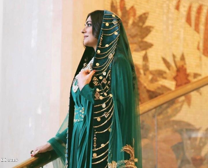 Femme saoudienne avec une robe de fte traditionnelle