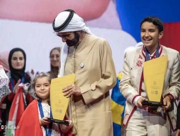Le cheikh Mohammed bin Rashid Al Maktoum remet le prix  la petite fille syrienne