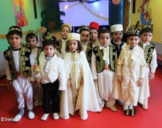Des enfants ftent le Mouloud dans une cole  Oran