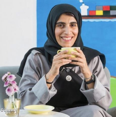 Une femme dguste un caf aux Emirats