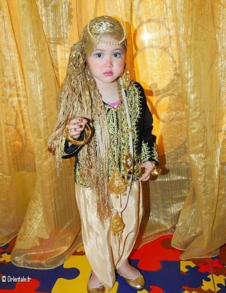 Fillette algrienne habille avec une tenue traditionnelle algroise