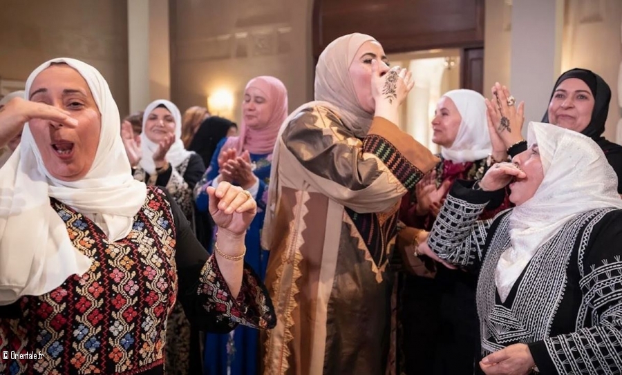 Des femmes font le youyou le jour de la cérémonie du henné de princesse Iman