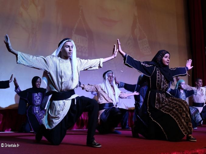 Danse folklorique par des Palestiniens