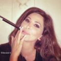 La chanteuse Elissa fumant une cigarette