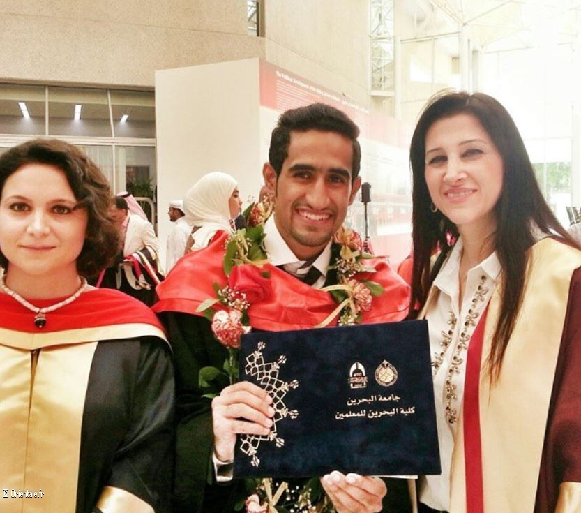 Hanada avec ses étudiants diplômés de l'Université de Bahreïn