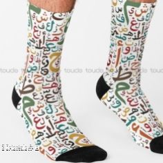 Chaussettes avec des lettres en calligraphie arabe