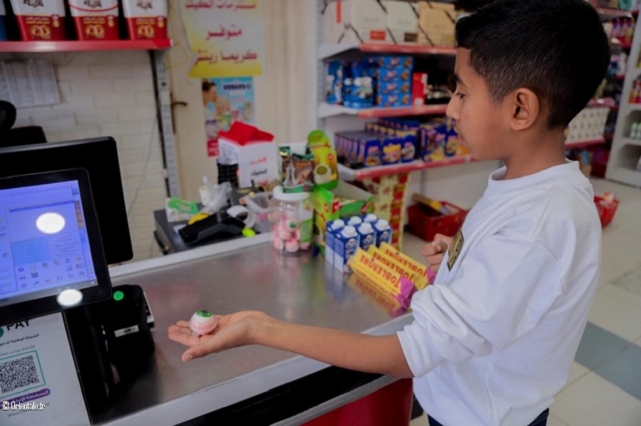 Un enfant gazoui achète un bonbon en forme d'oeil ensanglanté!