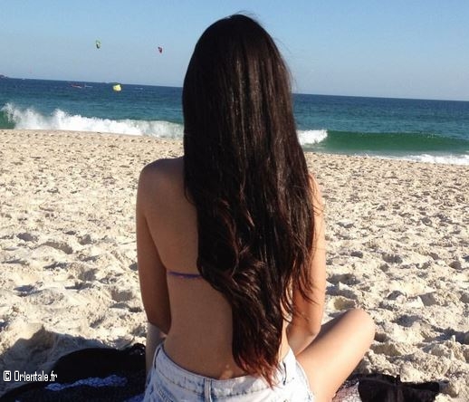 Une jeune femme profite de la plage en Algérie