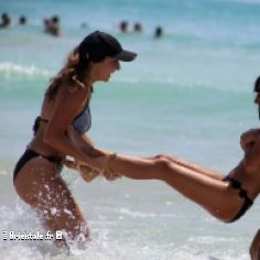 Des Algériennes jouent à la plage