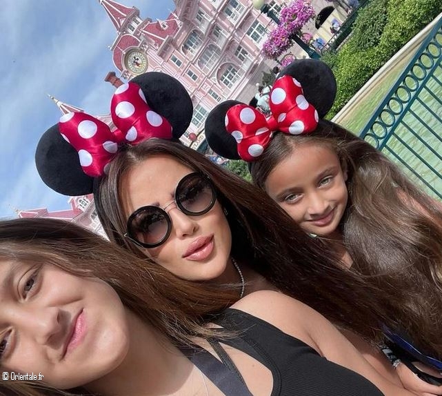Radwa El Sherbiny avec ses filles à Disneyland Paris