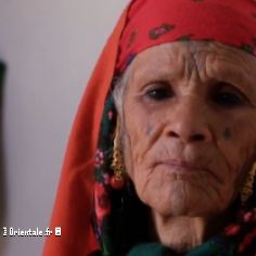 Tunisienne au visage tatoué traditionnellement